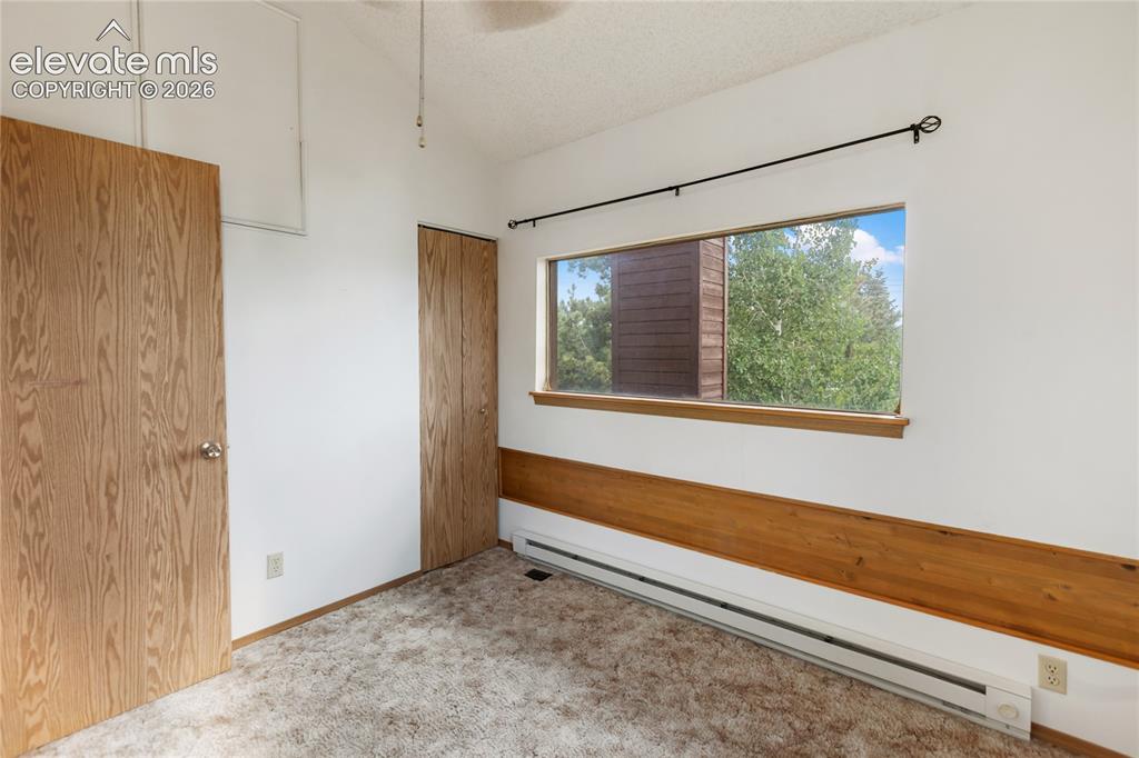 Image 16 of 24: Upper