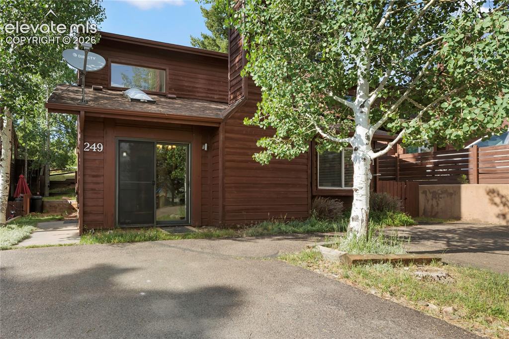 Image 18 of 24: Upper