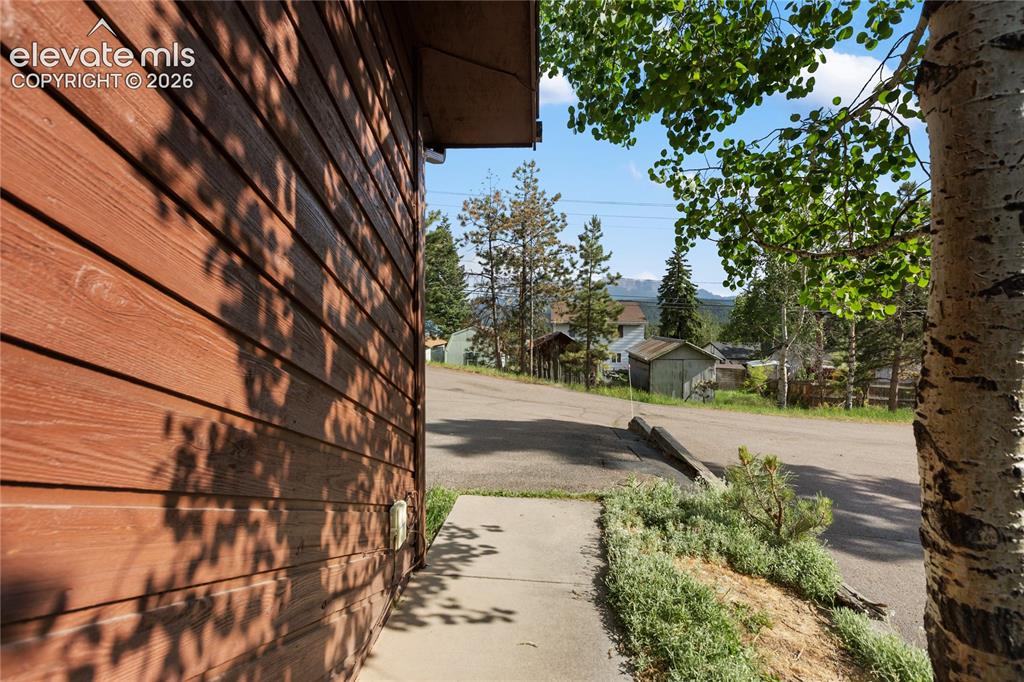 Image 19 of 24: Upper