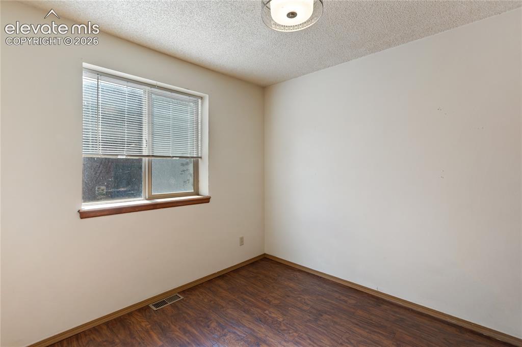 Image 6 of 24: Dining Area