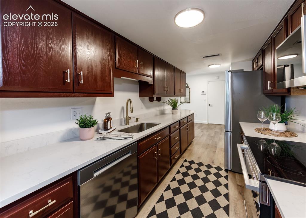 Image 13 of 41: Kitchen