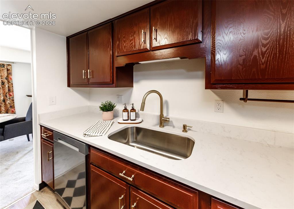 Image 14 of 41: Kitchen
