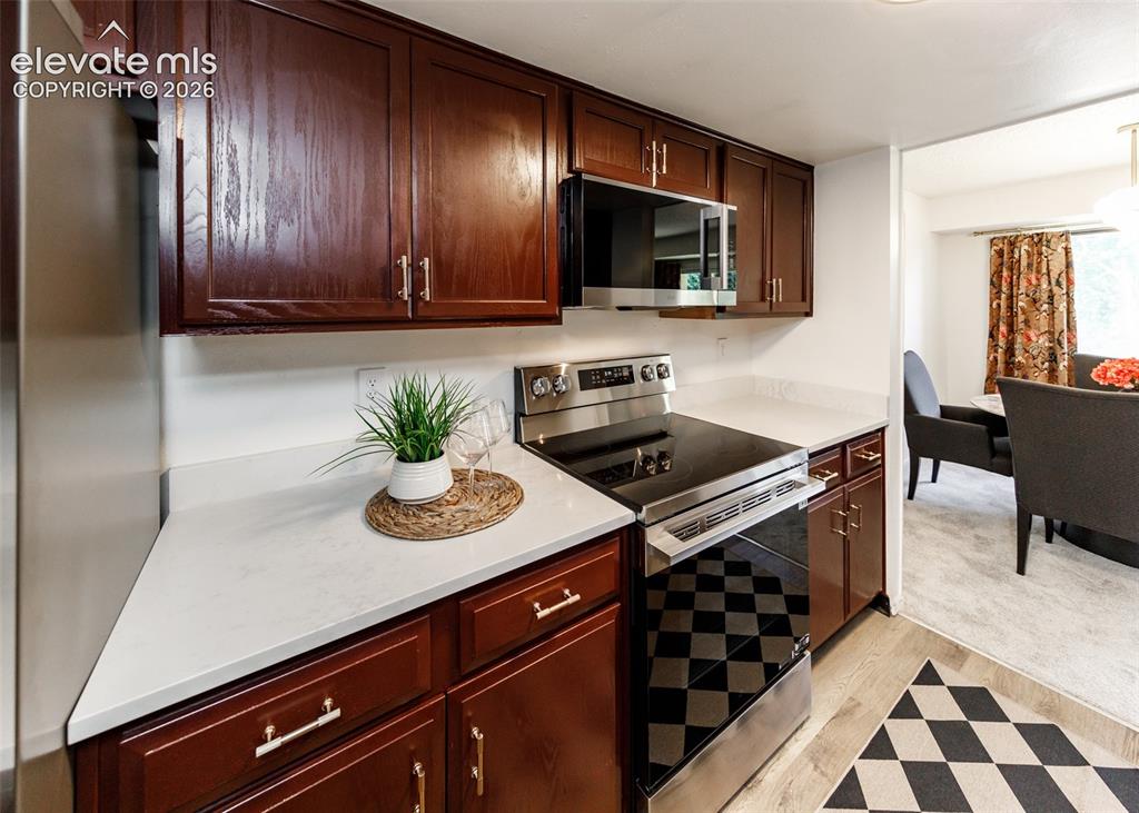 Image 15 of 41: Kitchen