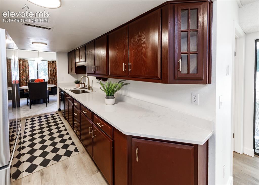 Image 16 of 41: Kitchen