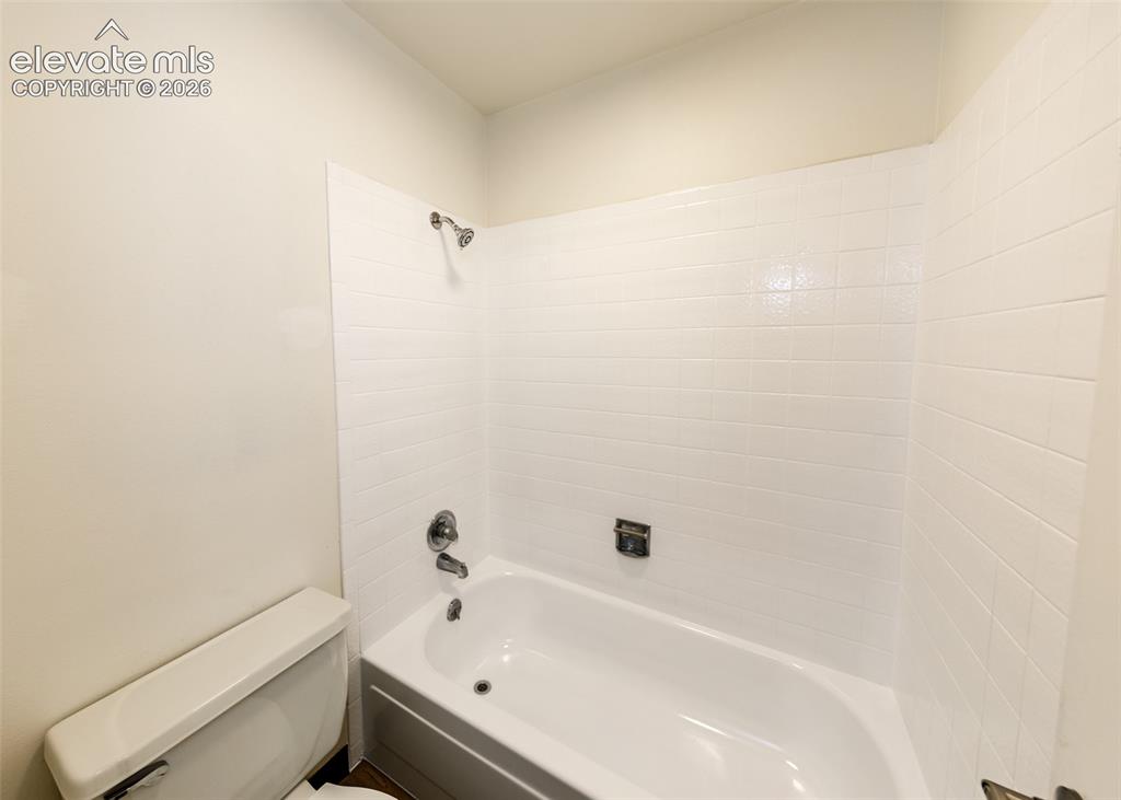 Image 31 of 41: Bathroom