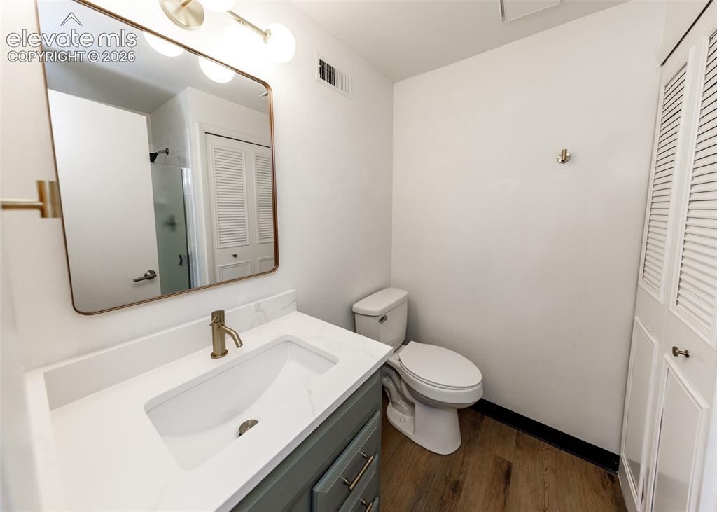 Image 35 of 41: Bathroom