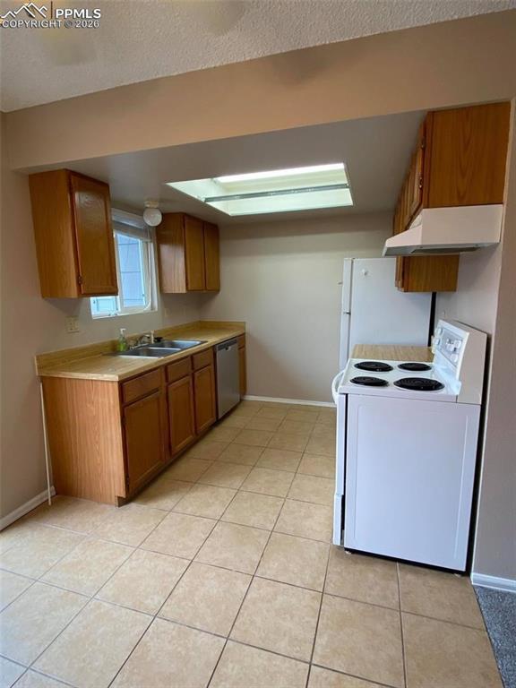 Image 4 of 10: Kitchen