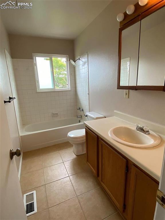 Image 8 of 10: Bathroom
