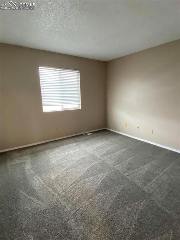 Image 9 of 10: Bedroom