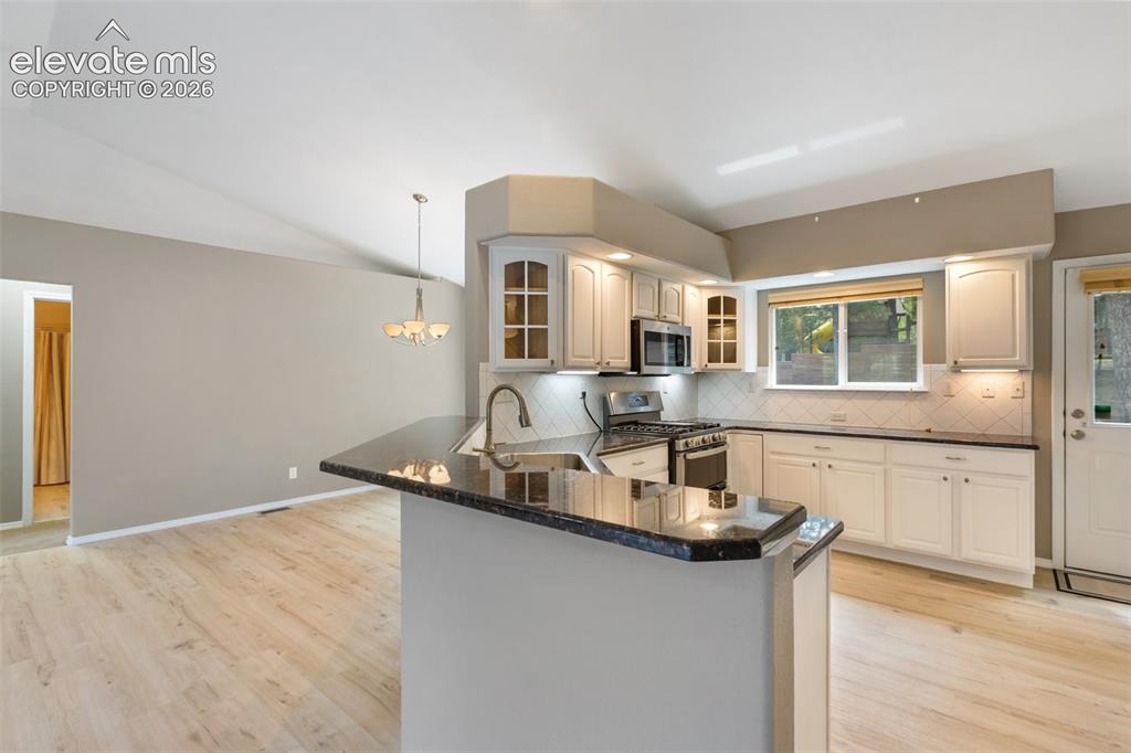 Image 11 of 50: Kitchen