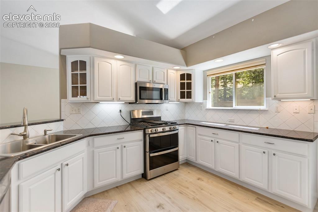 Image 12 of 50: Kitchen