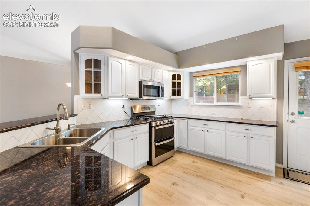 Image 15 of 50: Kitchen