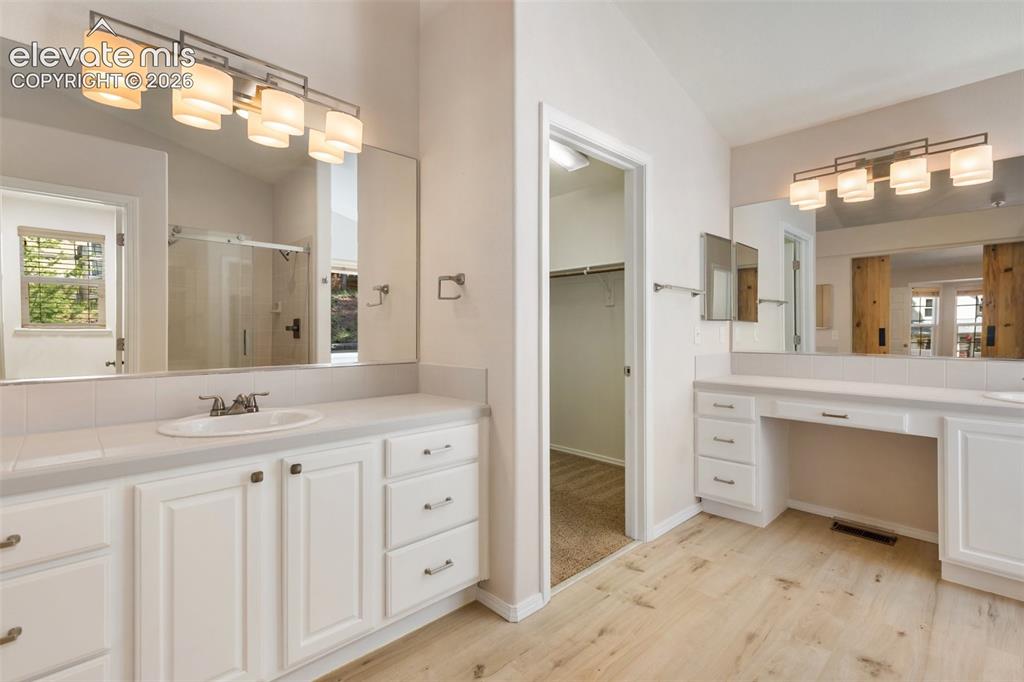 Image 18 of 50: Bathroom