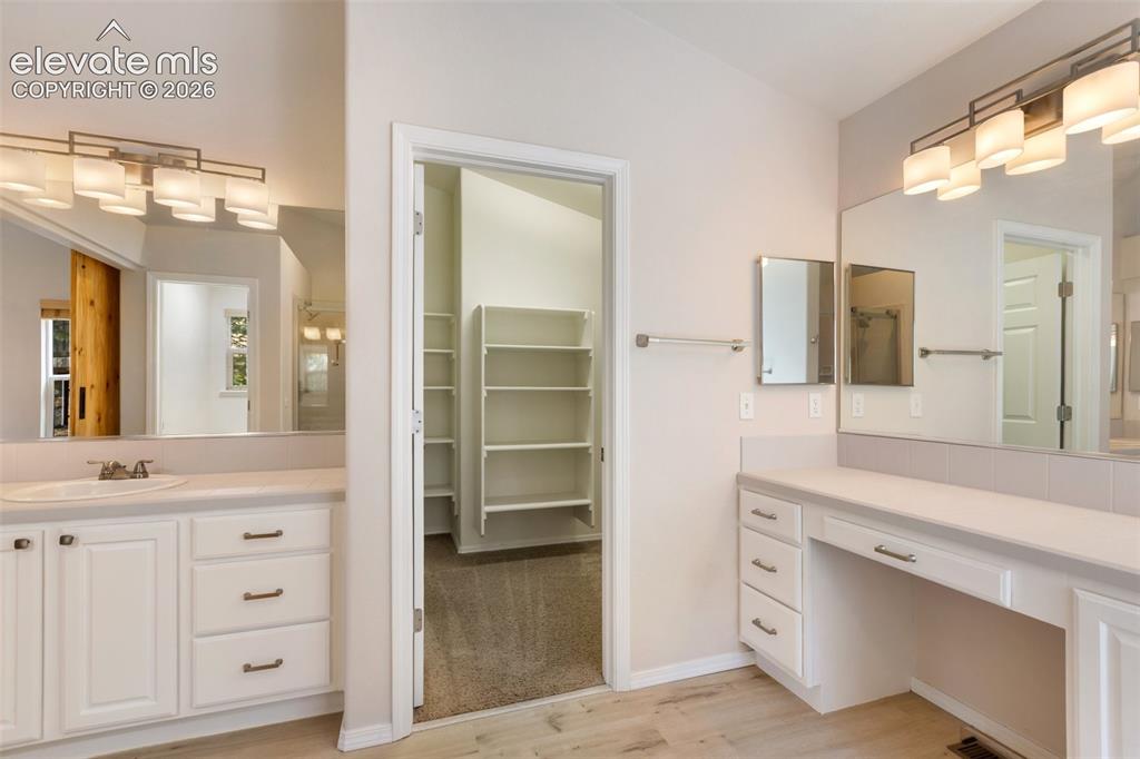Image 19 of 50: Bathroom