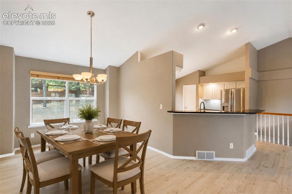 Image 8 of 50: Dining Area