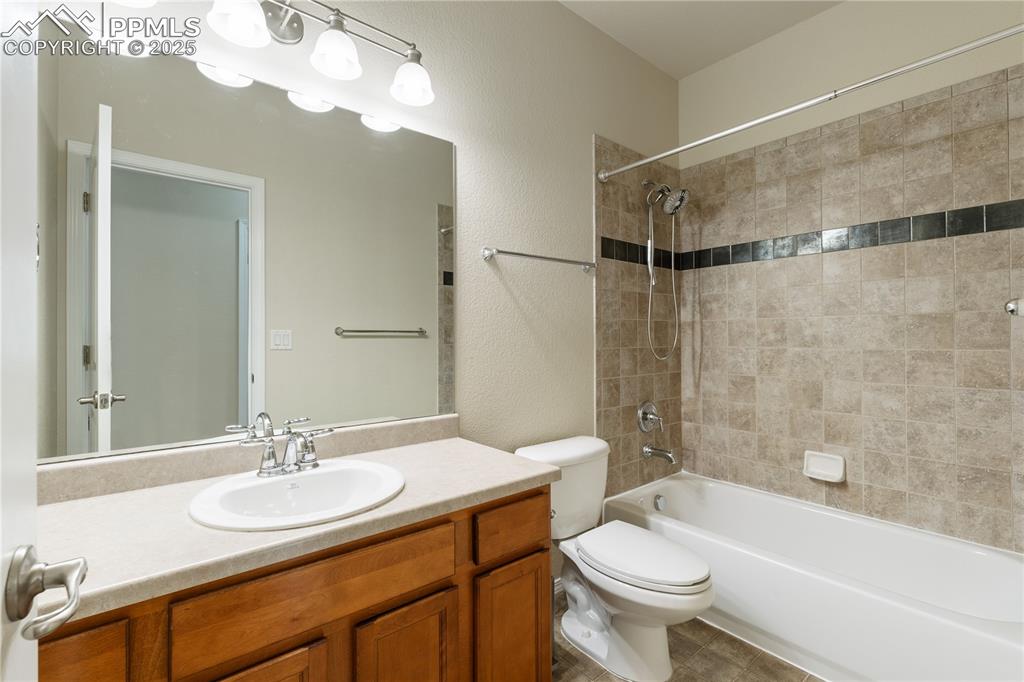 Image 17 of 50: Bathroom