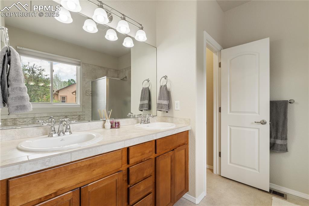 Image 25 of 50: Bathroom