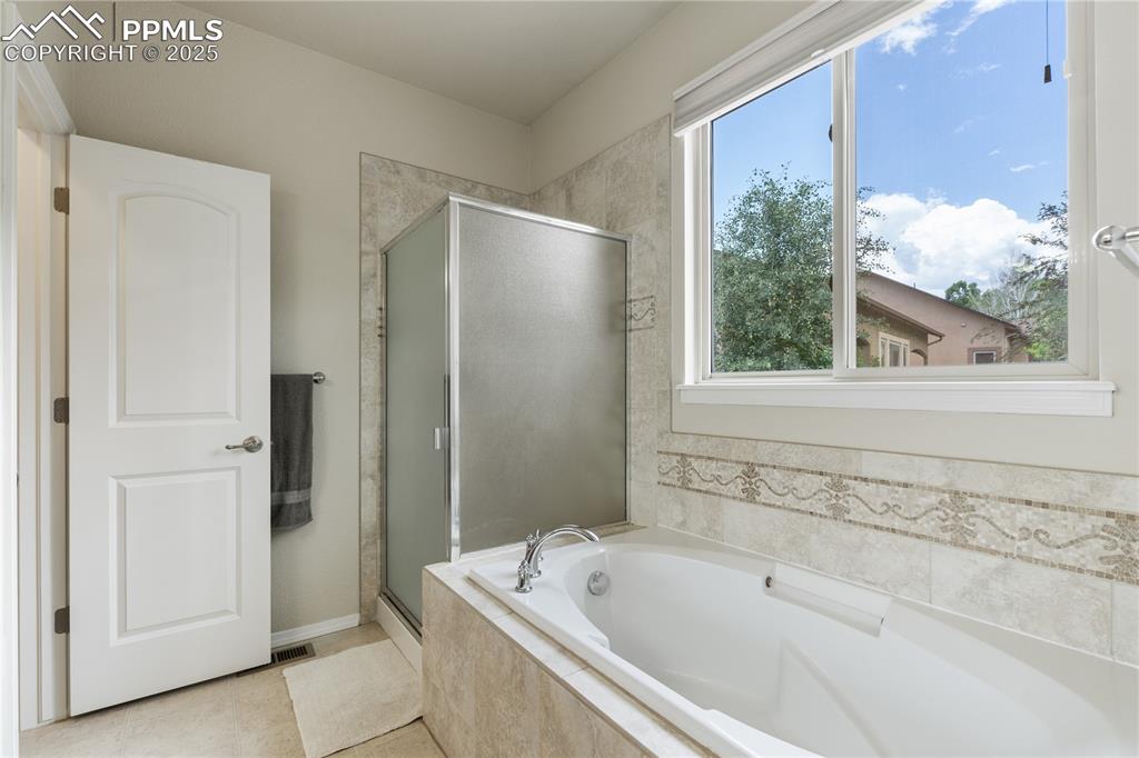 Image 26 of 50: Bathroom