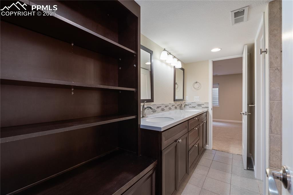 Image 38 of 50: Bathroom