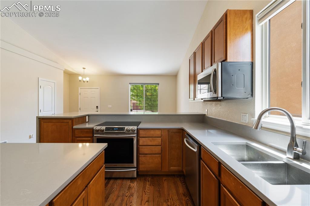 Image 8 of 50: Kitchen