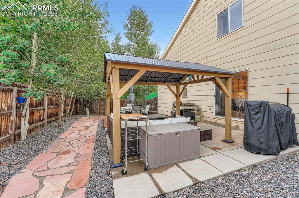 Image 26 of 27: Patio