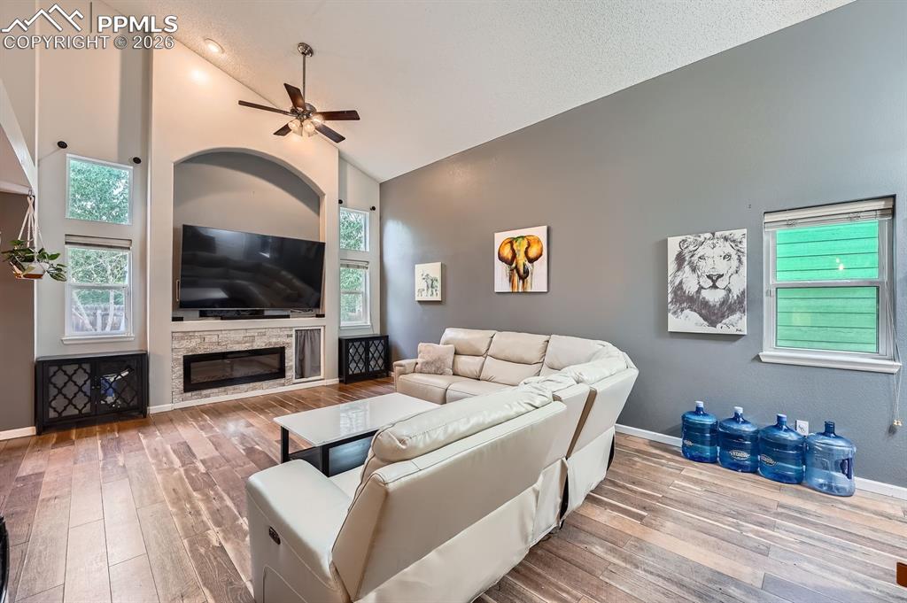 Image 3 of 27: Living Room