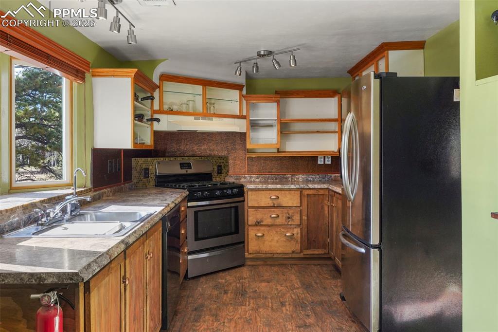 Image 18 of 34: Kitchen