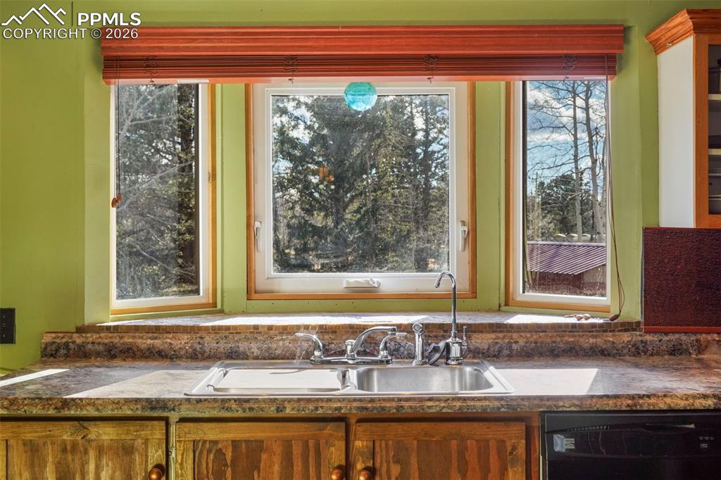 Image 20 of 34: Kitchen