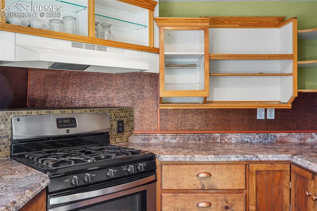 Image 21 of 34: Kitchen