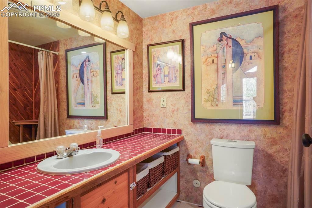 Image 23 of 34: Bathroom