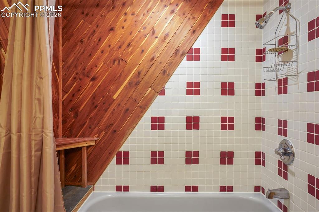 Image 24 of 34: Bathroom