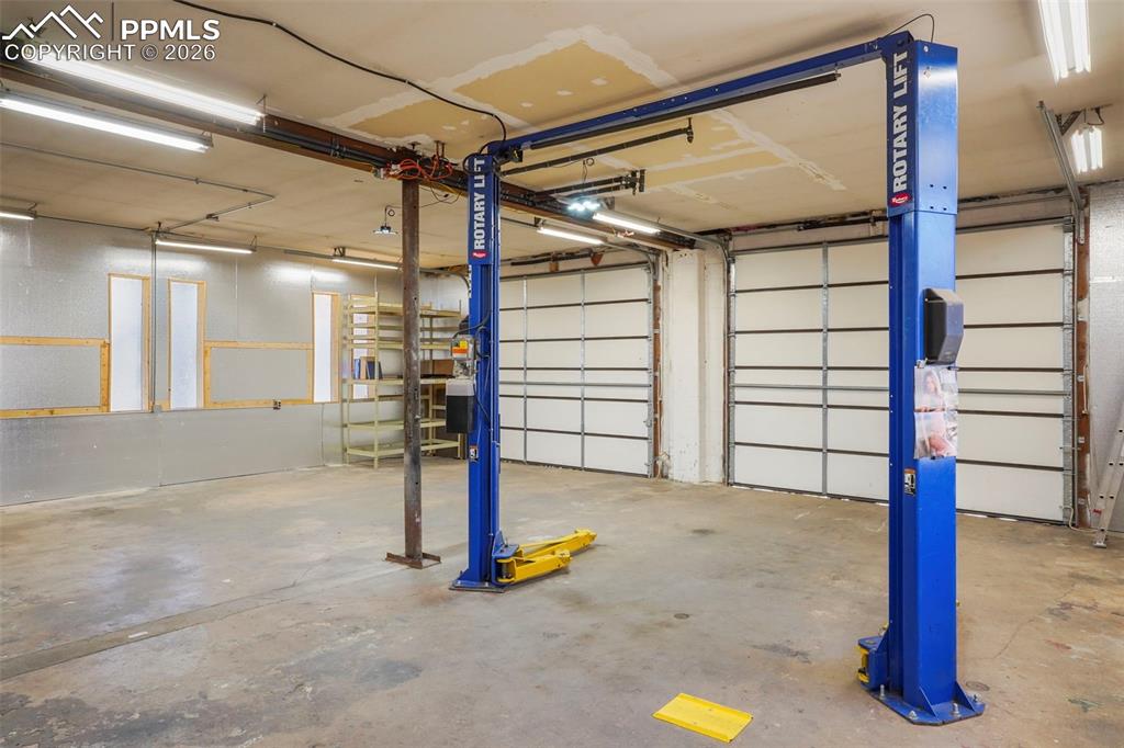 Image 27 of 34: Garage