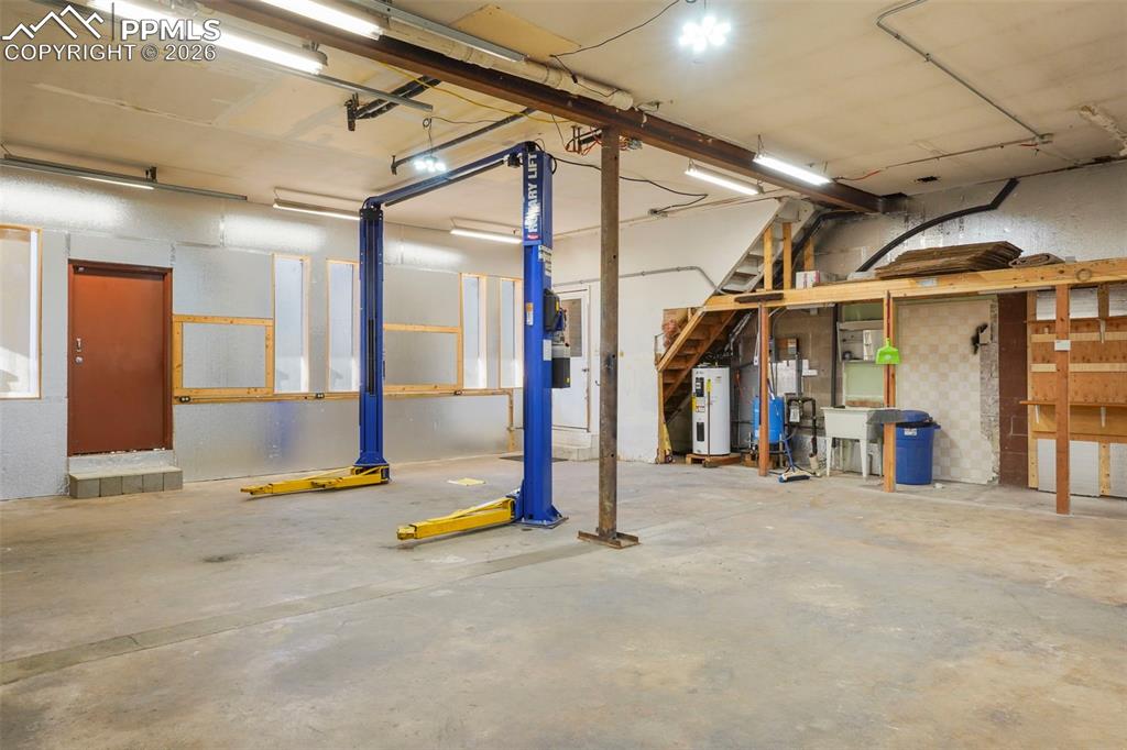 Image 28 of 34: Garage