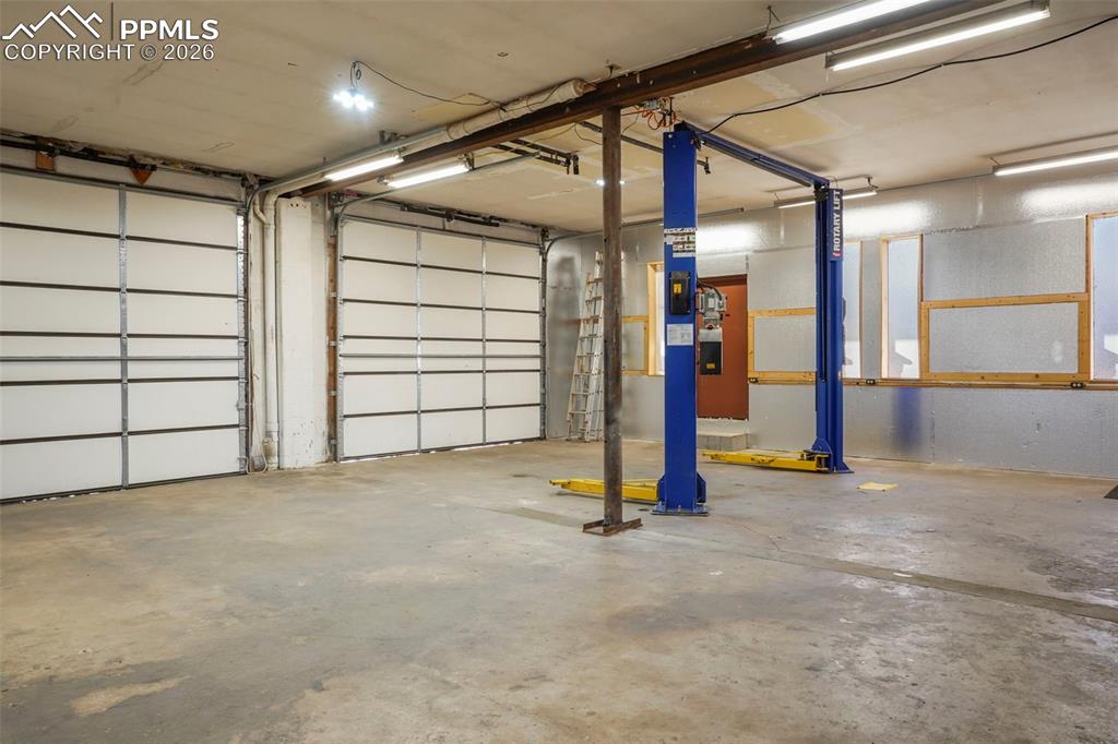 Image 29 of 34: Garage