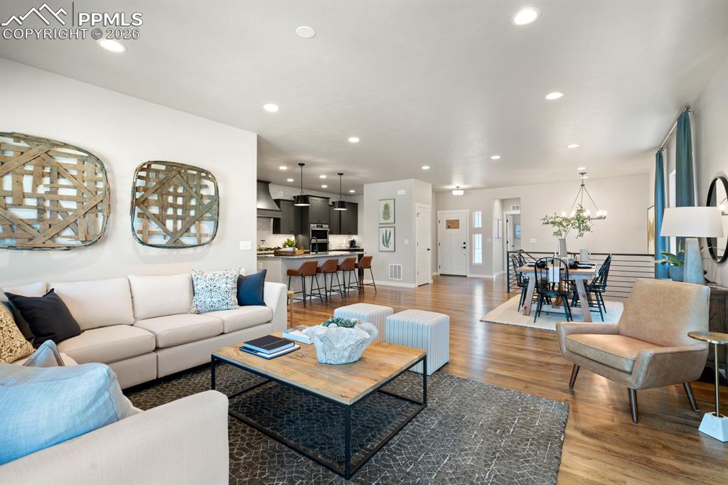 Image 3 of 9: Living Room