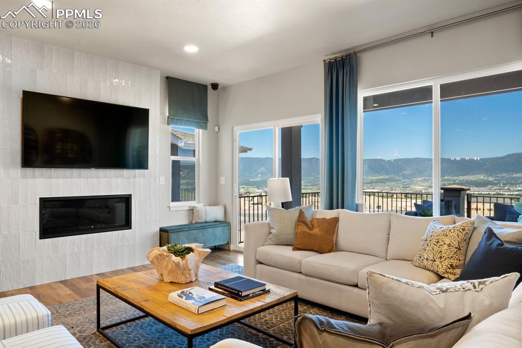 Image 6 of 9: Living Room