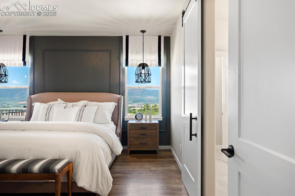 Image 7 of 9: Bedroom