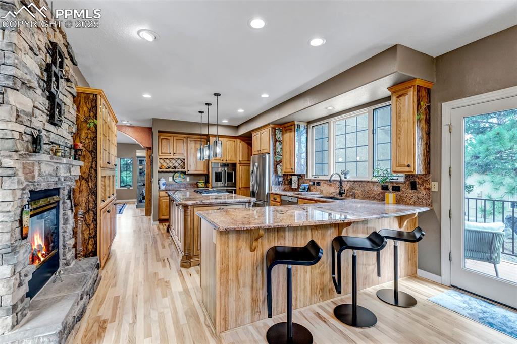 Image 10 of 50: Kitchen