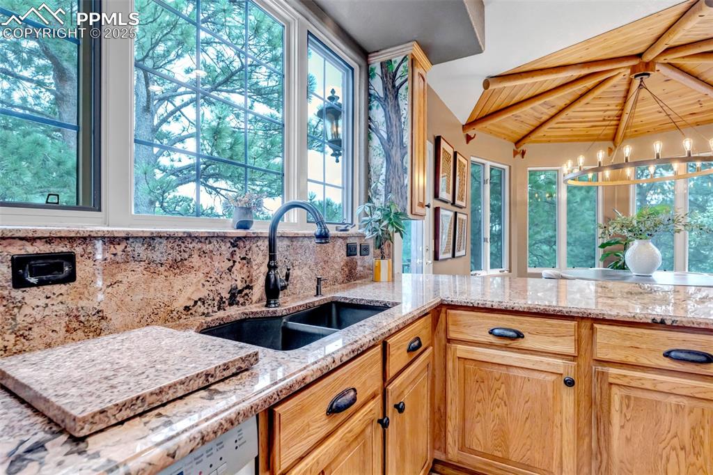 Image 12 of 50: Kitchen