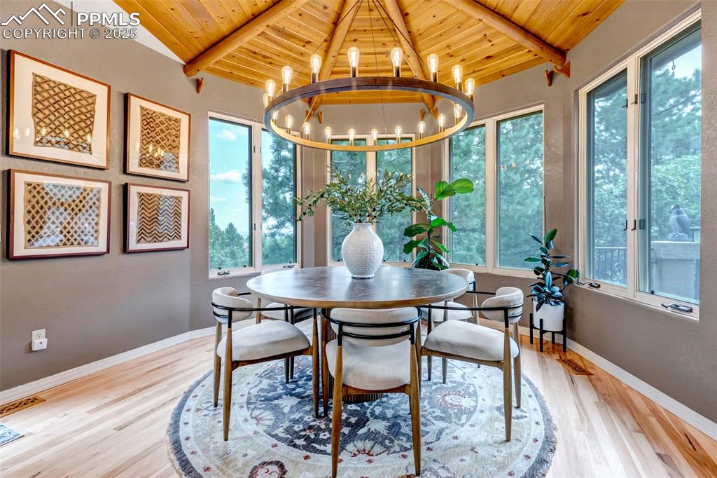 Image 13 of 50: Dining Area