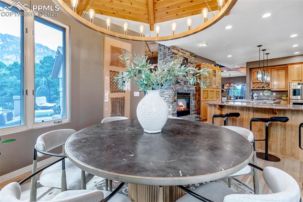 Image 14 of 50: Dining Area