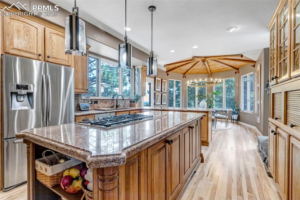 Image 15 of 50: Kitchen