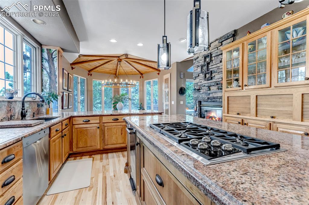 Image 16 of 50: Kitchen