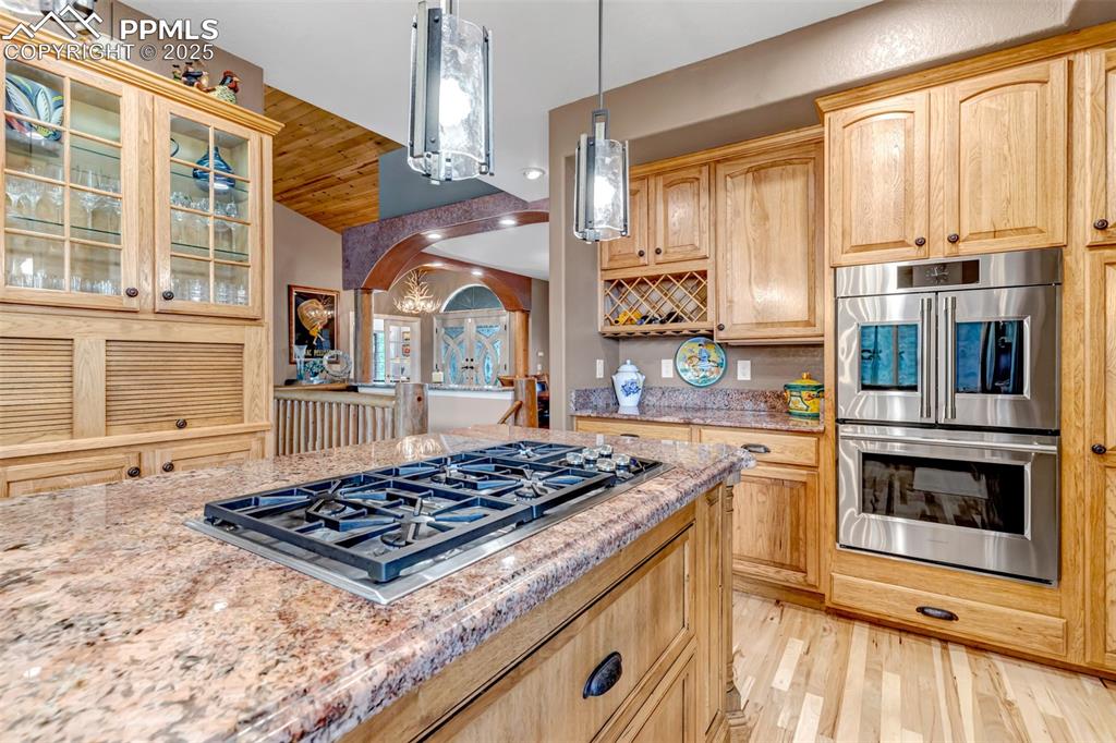 Image 17 of 50: Kitchen