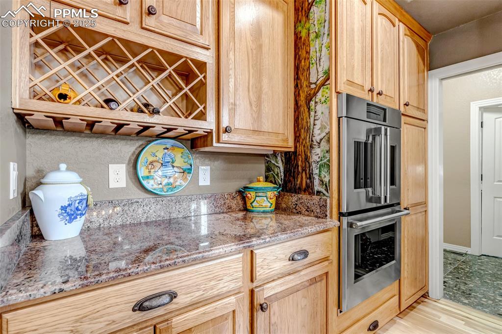 Image 18 of 50: Kitchen