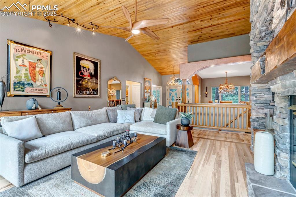 Image 19 of 50: Living Room
