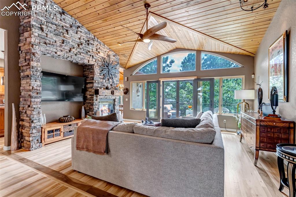 Image 8 of 50: Living Room