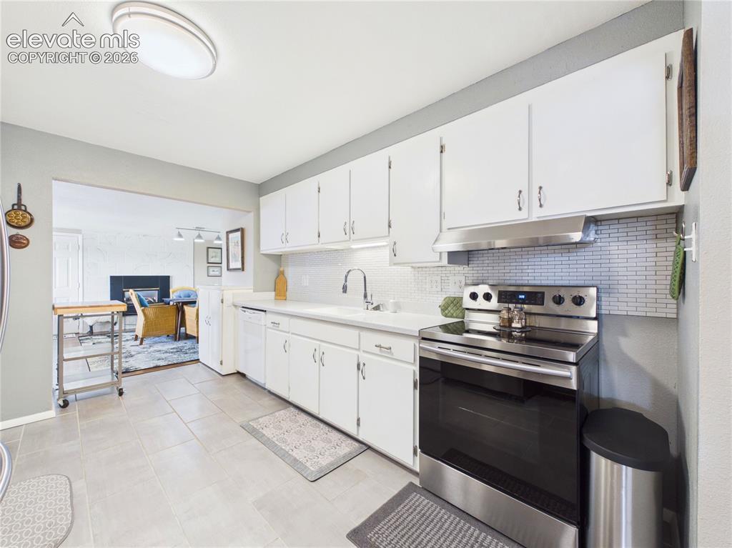 Image 14 of 35: Kitchen