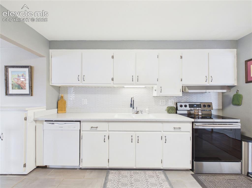 Image 16 of 35: Kitchen