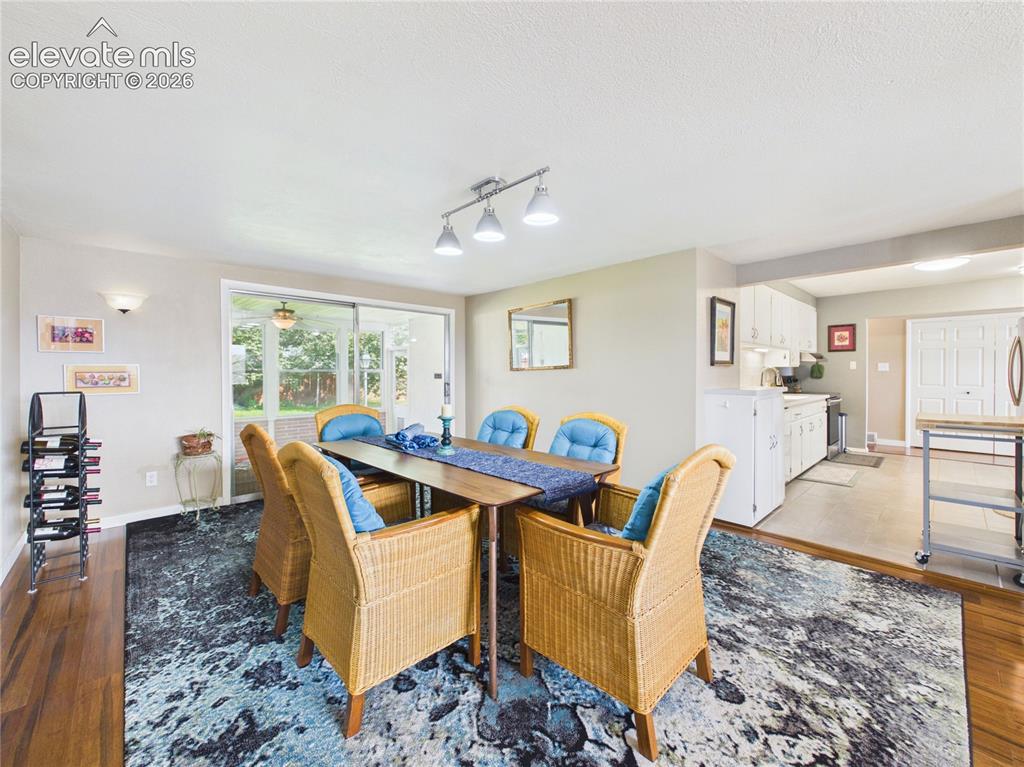 Image 9 of 35: Dining Area